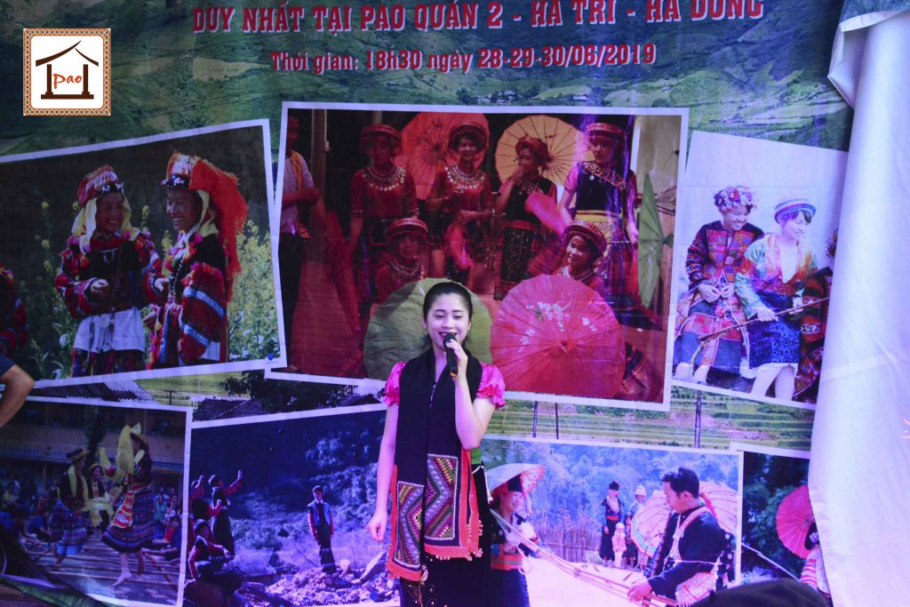 Thực khách được thưởng thức các tiết mục văn nghệ, những ca khúc dân tộc ngọt ngào từ các nghệ nhân, nghệ sĩ biểu diễn.